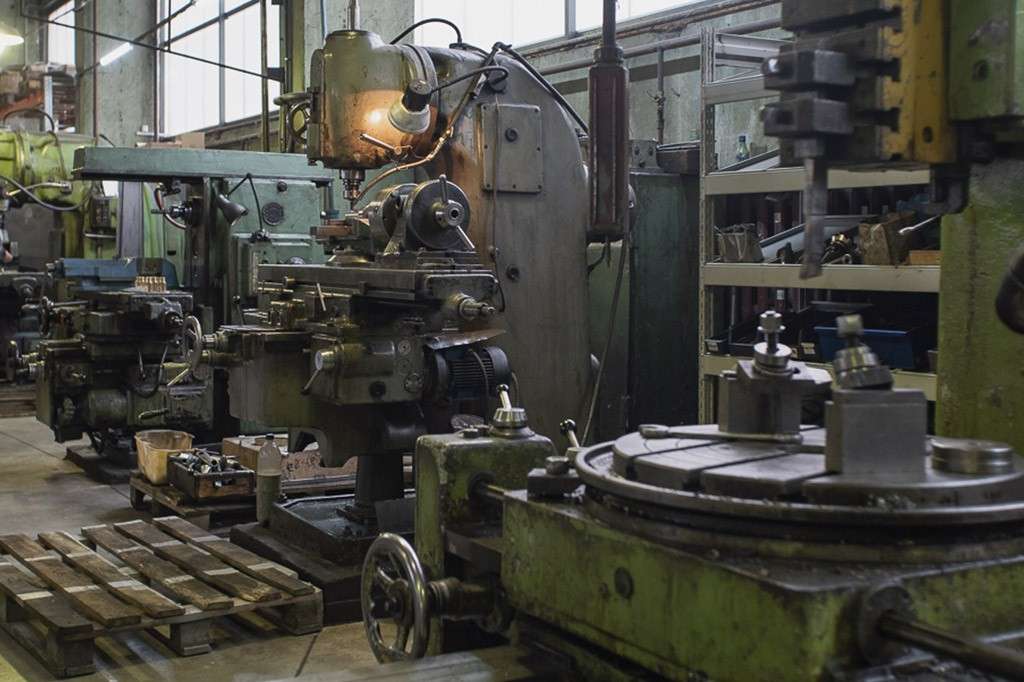 Слесарное и токарное оборудование Слесарные и токарные работы